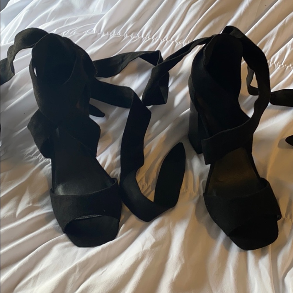 lulus size8 crisscross tie heels never worn before